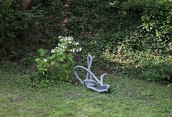 sculpture en béton intitulée Aiguails dans un jardin de l'artiste Gabrielle Decazes