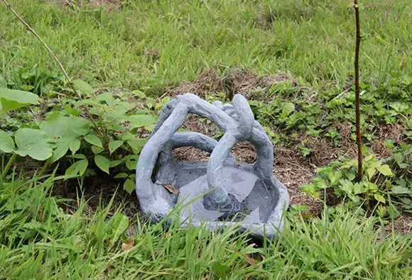 vue rapprochée de la sculpture Aiguails de l'artiste Gabrielle Decazes