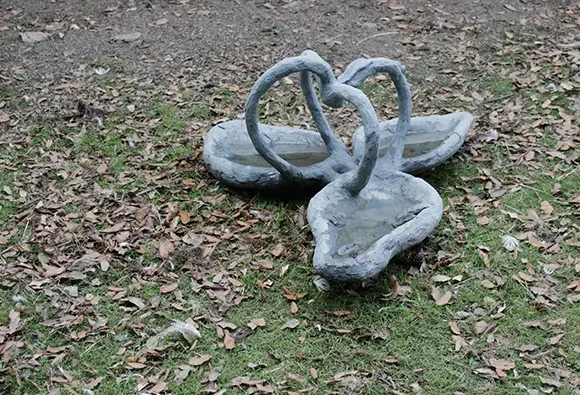 Sculpture en béton intitulée aiguails de l'artiste Gabrielle Decazes