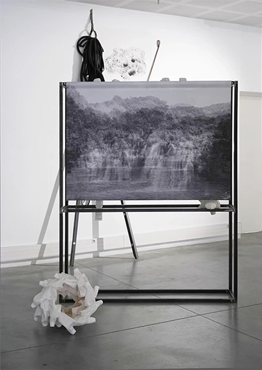 Vue de l'installation "Regarder les mers tomber". Impression photographique sur bâche.